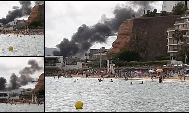 Zwei Boote in Puerto Portals in Flammen